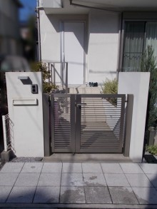 スタイリッシュな大型カーポートの取付工事